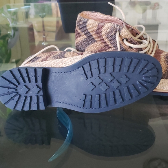 Shoes - Picture 3 of 4